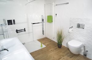 Modernes Bad mit großer Rainshower-Dusche - die 360°HzweiO Bäderausstellung in Planegg