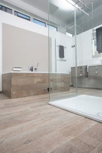 Boden- und Wandfliesen in Holzoptik - Fliesenhaus München in den 360°HzweiO Bäderaustellungen
